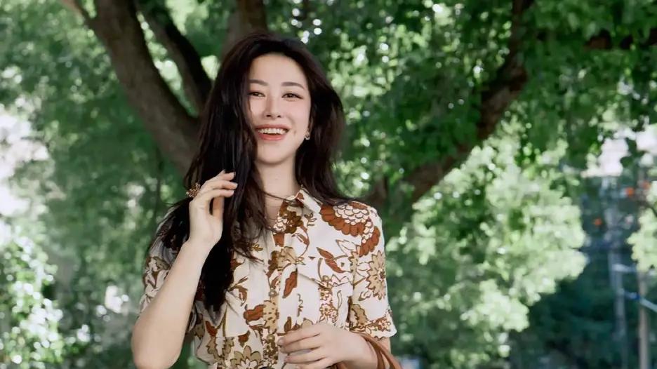 40岁朱珠家门口散步心情好，穿碎花裙有气质，网友：她真漂亮