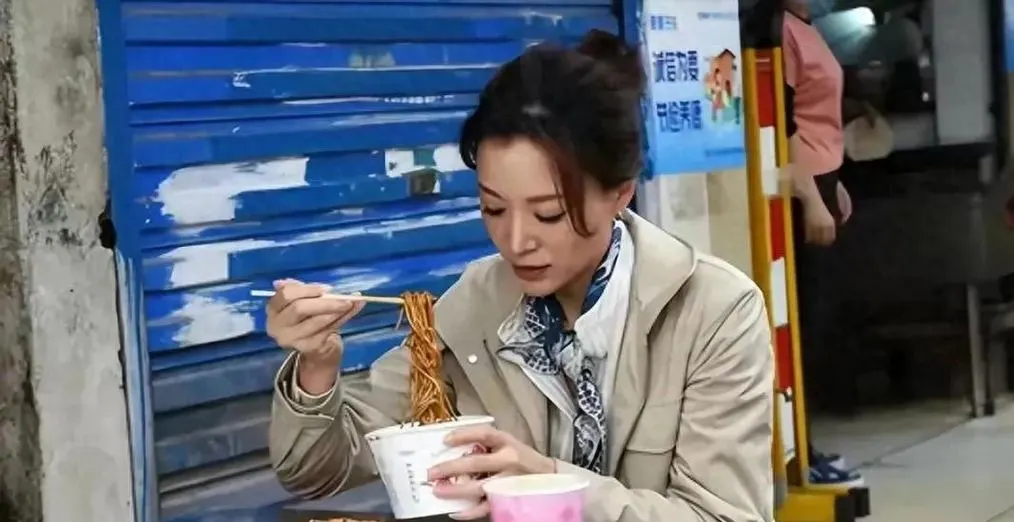 51岁董卿农村吃席被偶遇，没有盛装打扮但气质超绝，网友：这才是真女神！