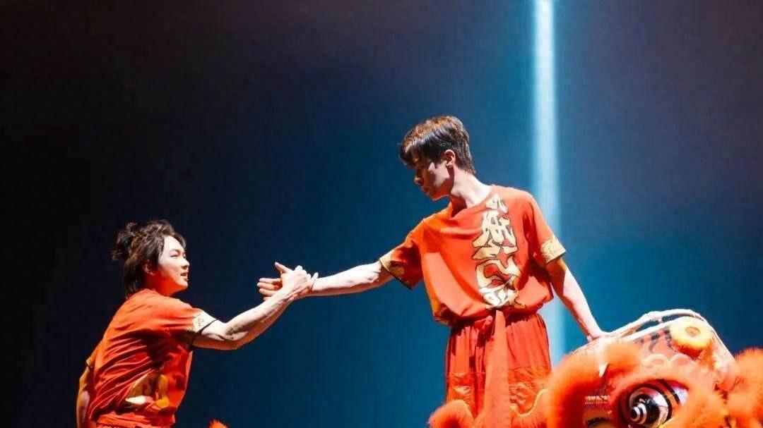 从广东到上海，陈小春演绎“咸鱼强”，音乐剧《雄狮少年》热血归来
