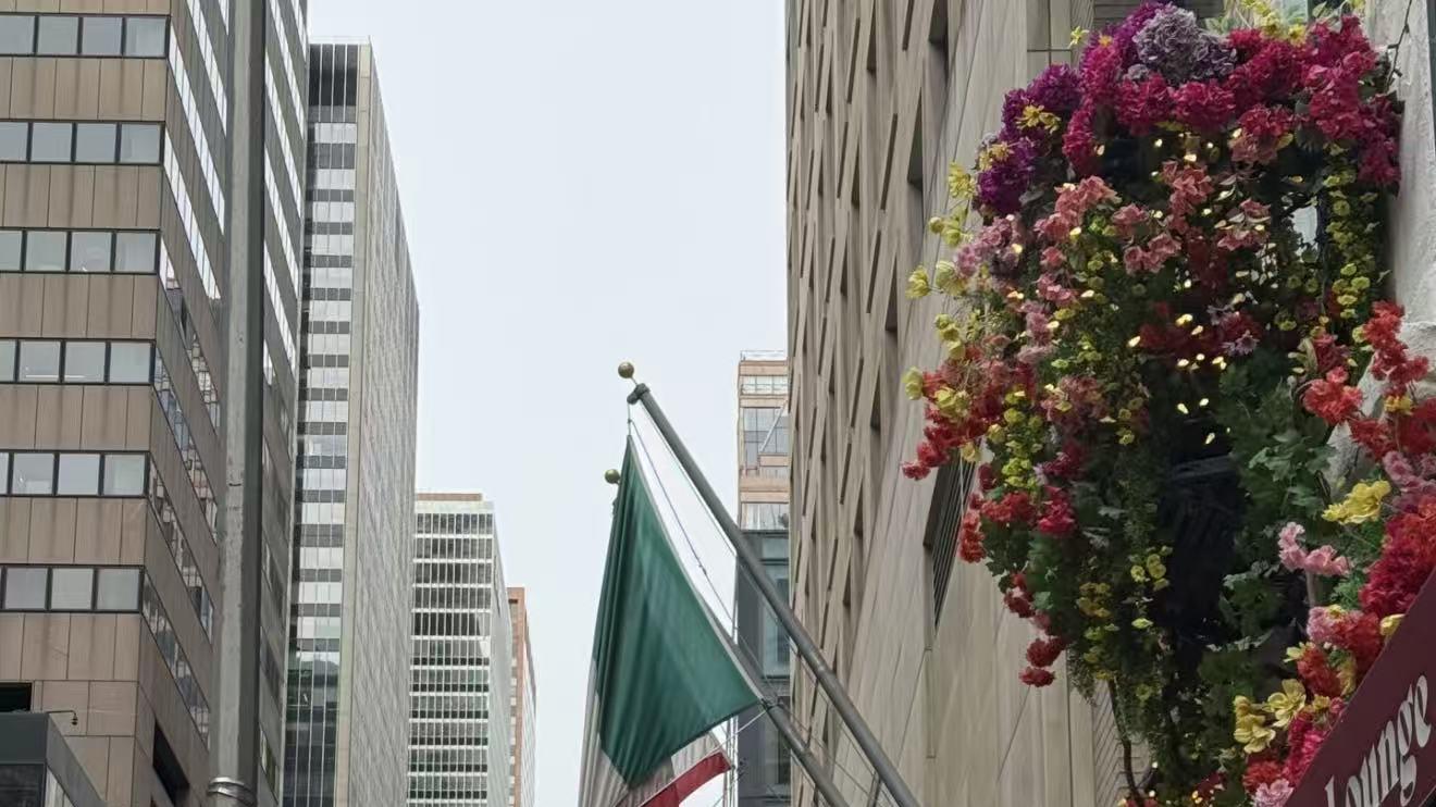 央视导演哈文在美国过圣诞！吃全聚德烤鸭，调侃自己过成了中国年