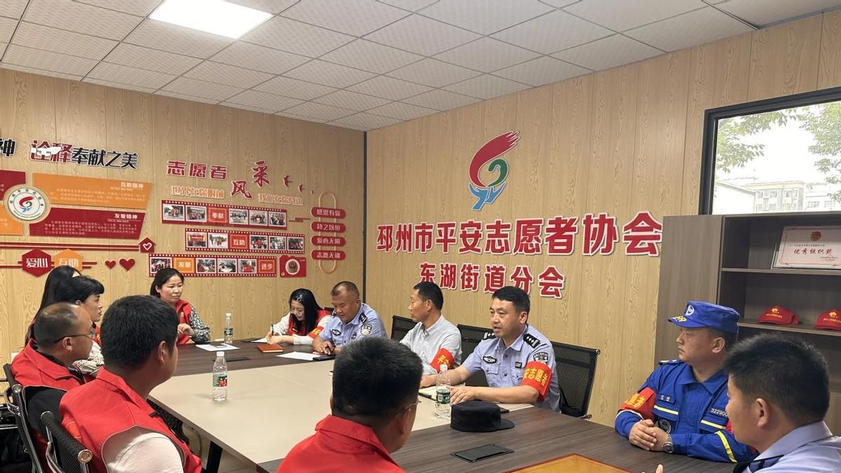 脚步丈量民情 真心温暖社区