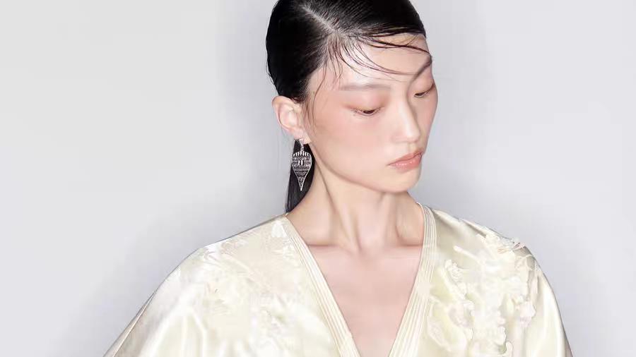 M ESSENTIAL 马凯 设计师品牌 玉色提花 工坊素馨花钉珠 叠襟开衫