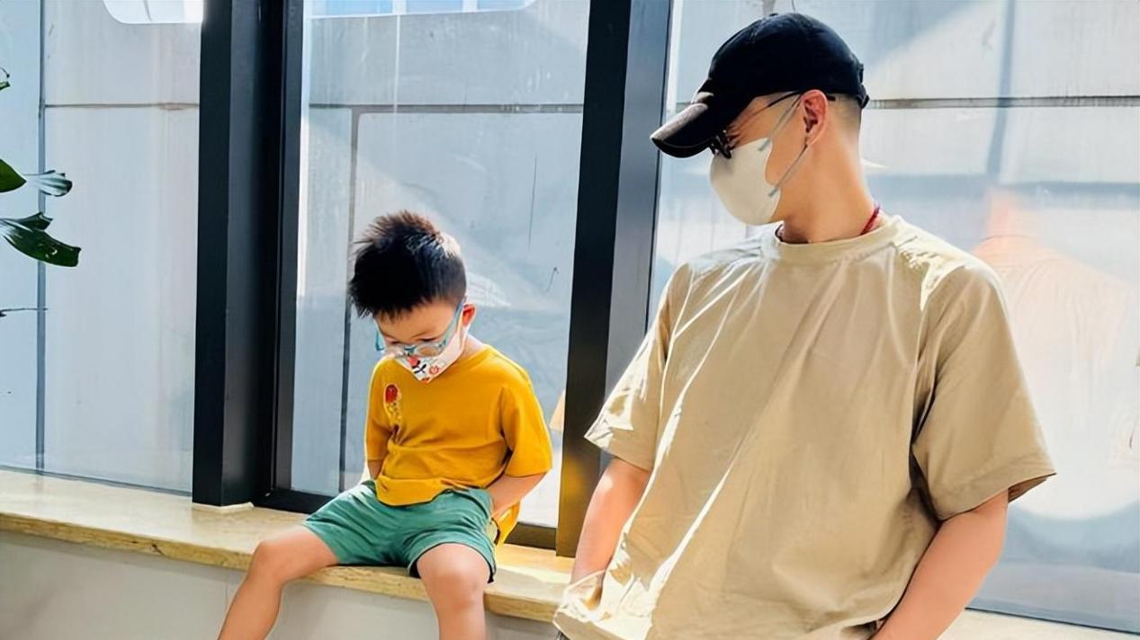 周一围带儿子散步，小小围长大不少，朱丹默默为父子俩拍照超幸福