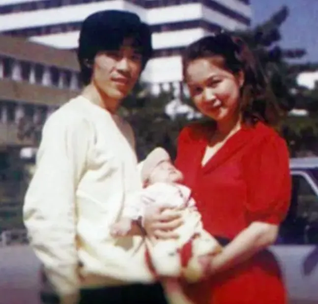 原来他就是蔡明的儿子，隐瞒了34年不愿意公开，究竟是何方神圣