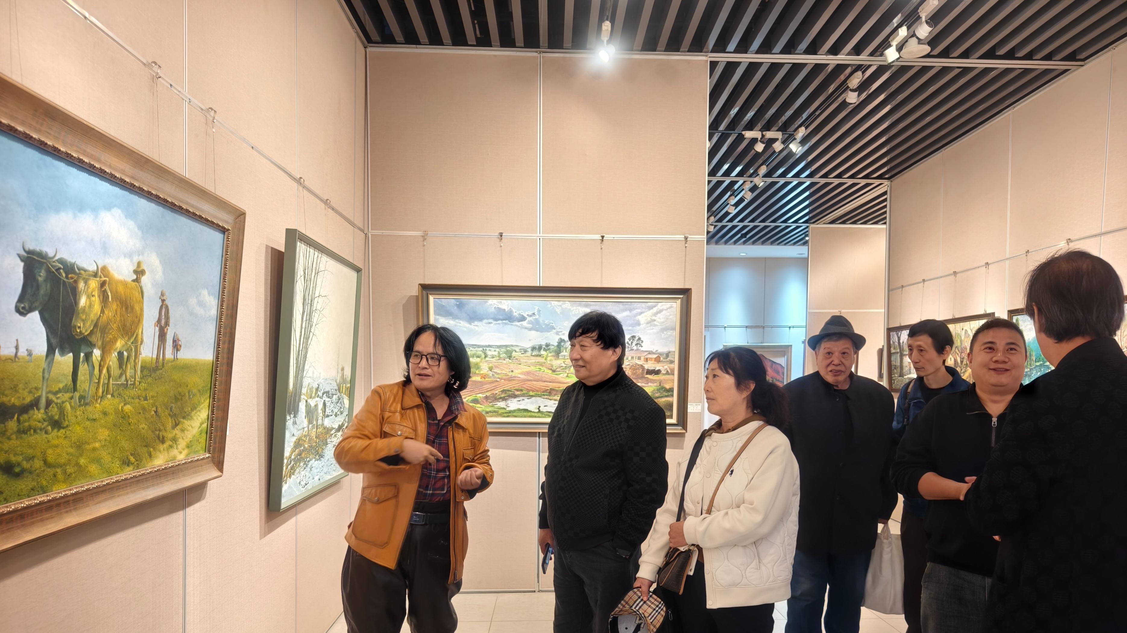 郭廓乡土油画惊艳《写意房山・艺脉传承》展 名家点赞 “质朴笔触唤醒乡村记忆”