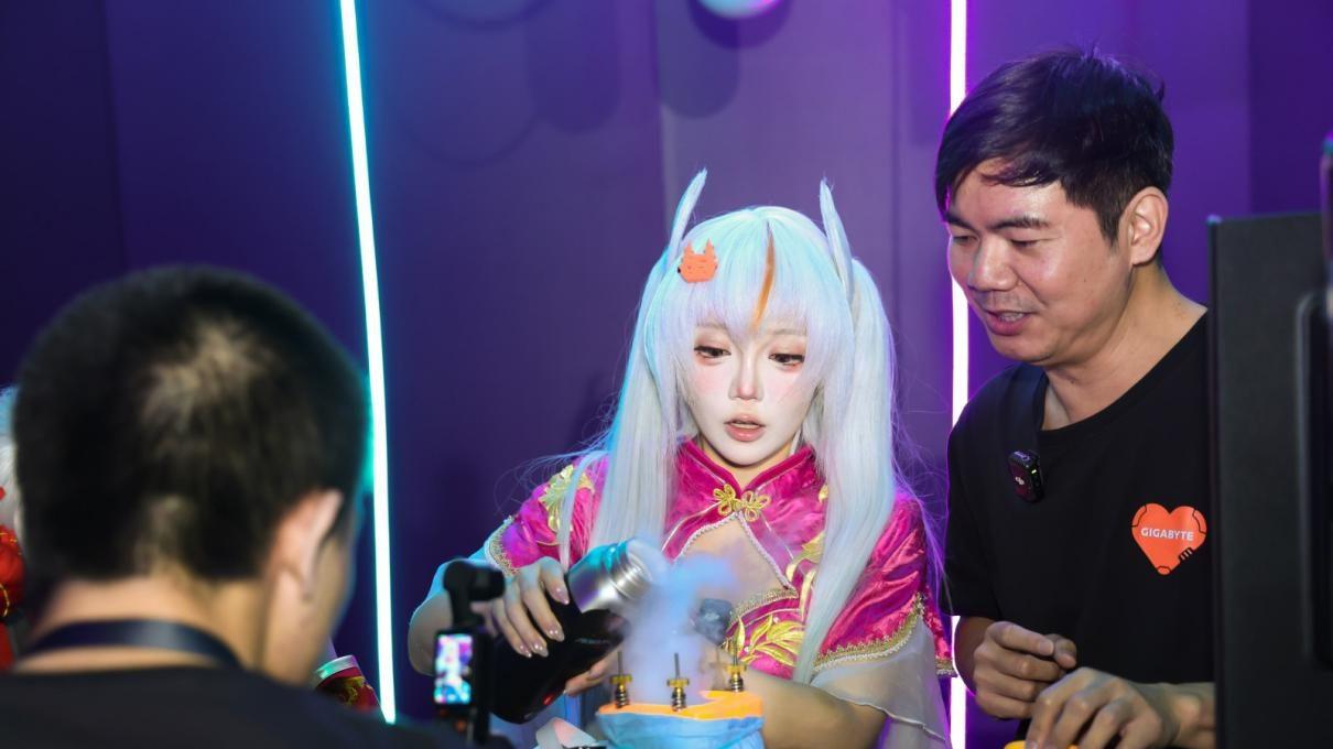 液氮给CPU灌"冰美式"：钛冰雕主板怒冲7.3GHz嗨翻全场