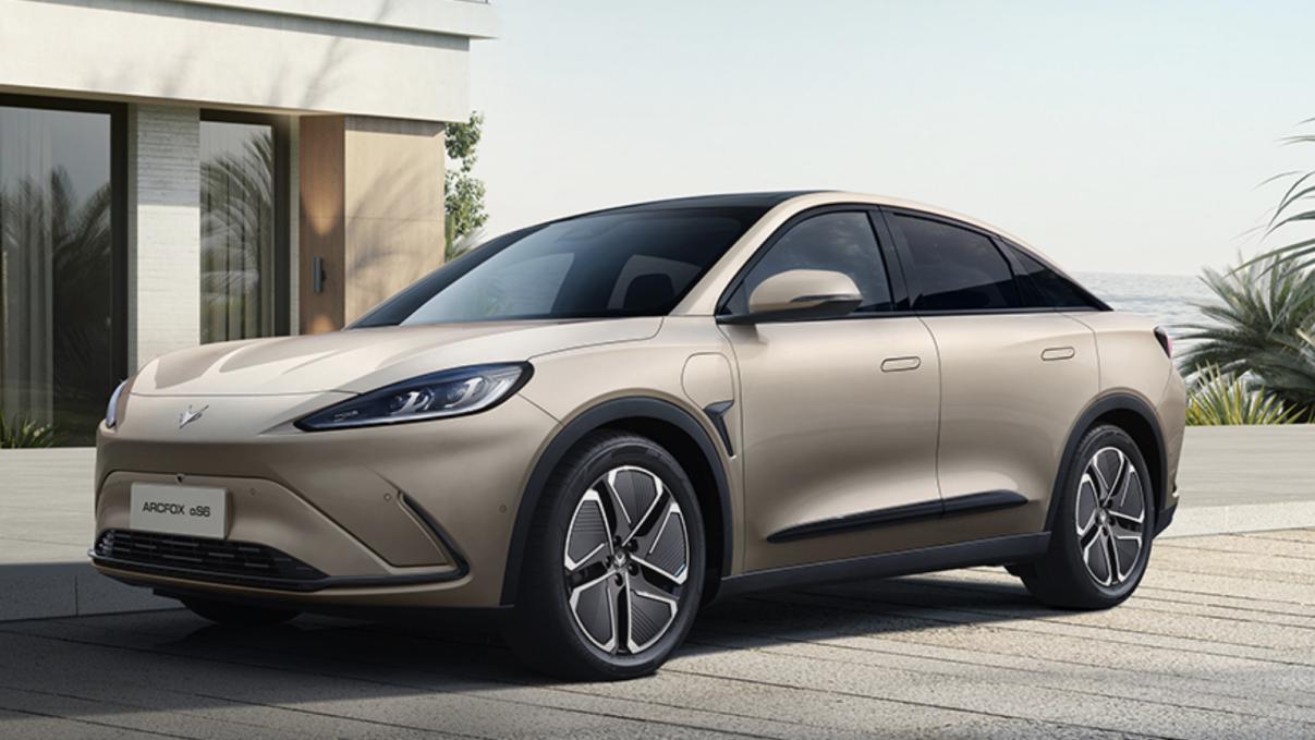 极狐阿尔法S6以2915mm超长轴距，极狐汽车实现"中型车价格，中大型车享受"