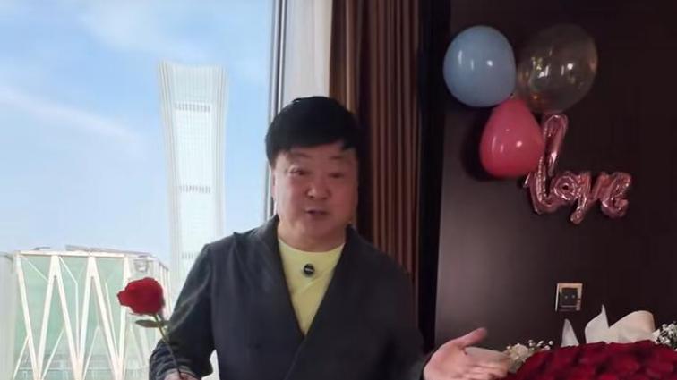 洪剑涛夫妇庆36周年 20万蓝珀谢妻36年风雨相伴