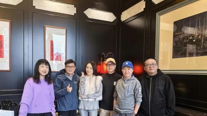54岁杨钰莹与乐坛老友聚会，别人都已是大爷大妈，她却嫩似少女