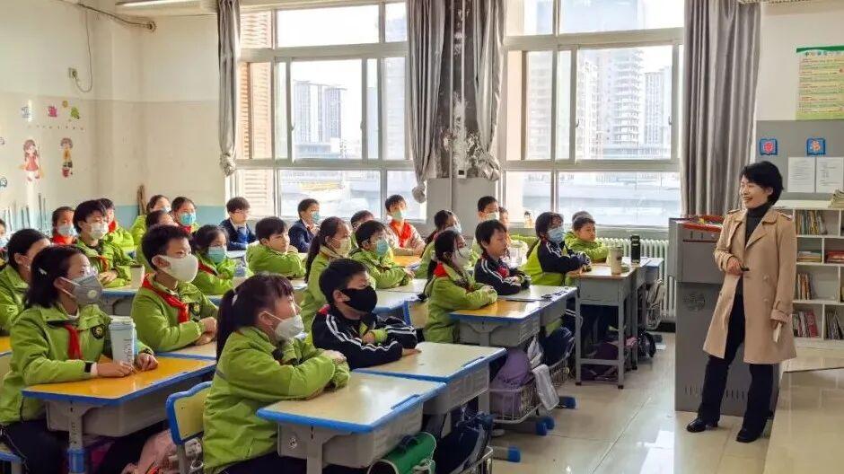 当课堂迎来“新老师”——西安沣东实验小学“家长进课堂”系列活动