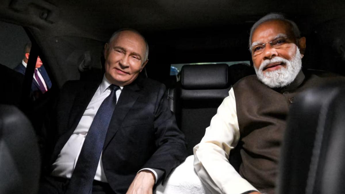 在中印之间端水？普京在新德里热情拥抱莫迪，嘴上却不断念叨中国