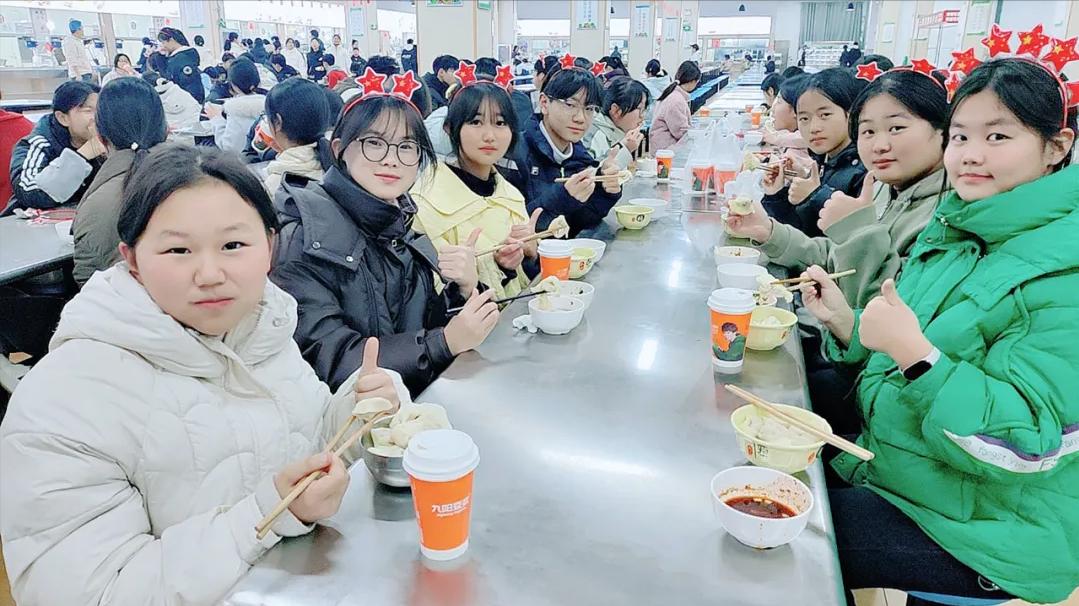 阜阳阜南一中师生巧手包饺迎冬至 劳动育人温情传雅韵