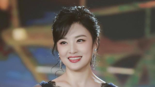 她是“央视骄傲”，和结婚12年丈夫离婚，坦言：婚姻给我全是痛苦