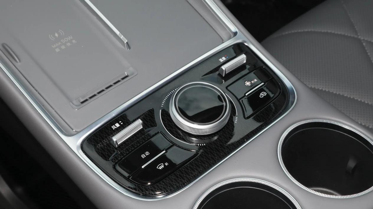 吉利拿出诚意！续航2000km，油耗0.95L，7.98万起，还看秦PLUS？