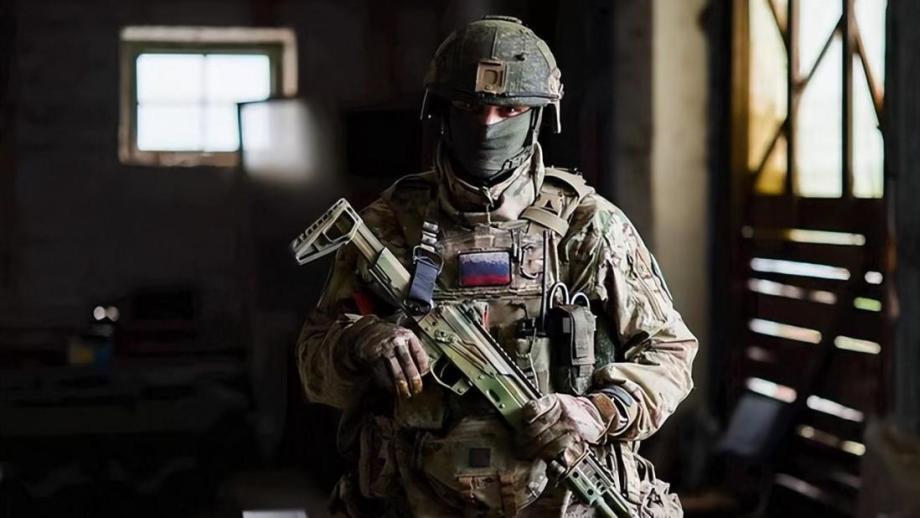 基辅火车站遭俄军摧毁，泽连斯基专机遇无人机围堵，乌克兰面临多重危机