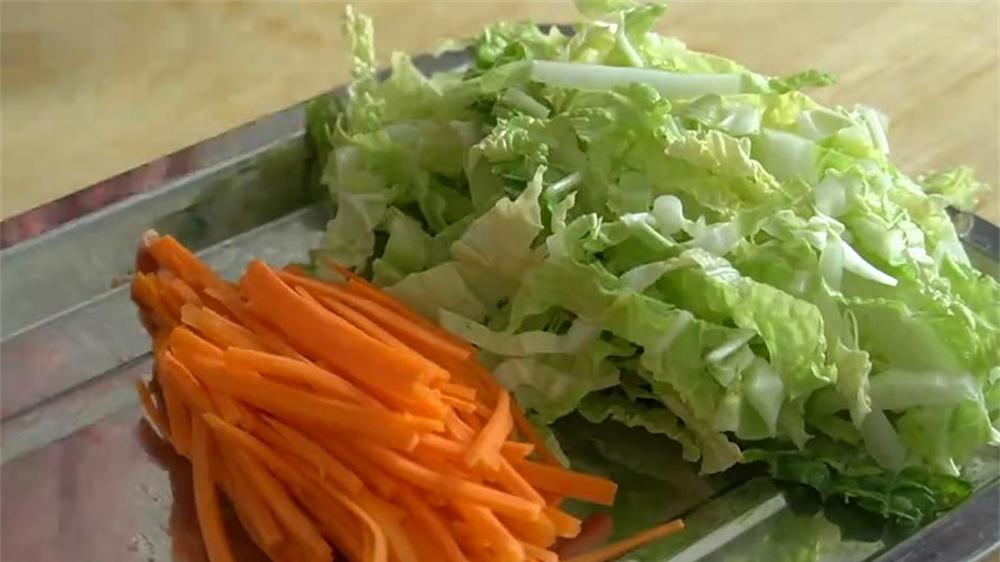 冬天最爱喝这碗汤，4块钱能做一大锅，饭前一人一碗，营养又开胃