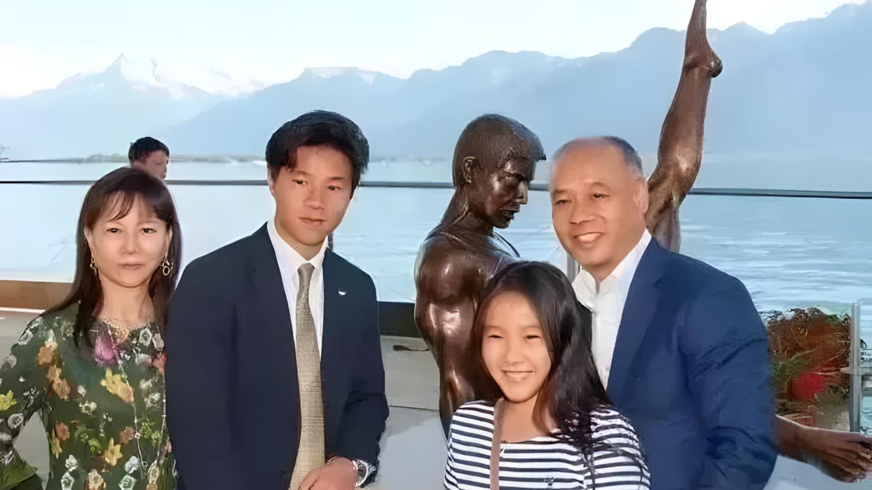 百亿富豪李宁回乡排场曝光！祖坟前分切金猪，10人陪同显宗族底蕴