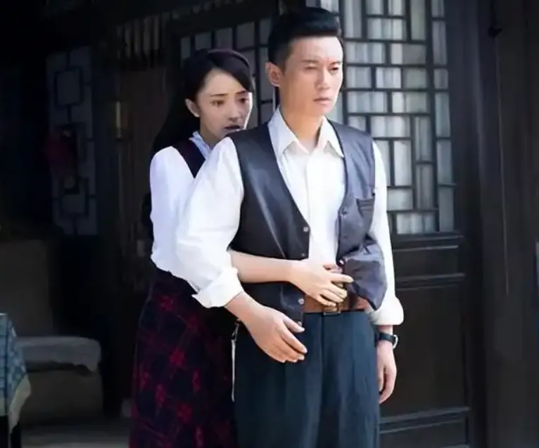 “戏里”是父女，“戏外”是夫妻，他们俩关系公开时，孩子都8岁了！