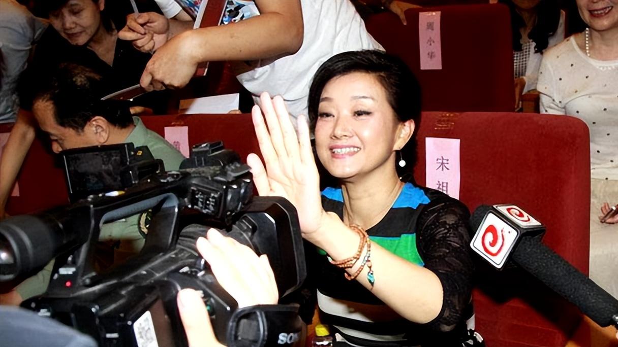歌手宋祖英和丈夫罗浩分居8年，40岁高龄产子，如今幸福美满