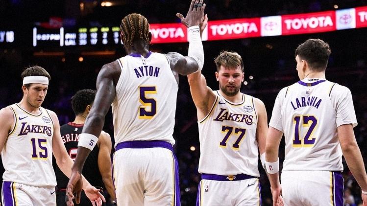 重回西部第二！詹皇还是第四节的王！东皇组合回归助湖人拿下76人