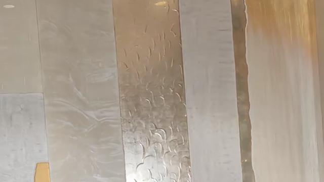 章子怡参加活动，穿大1码鞋子站最后排，看小14岁钟楚曦眼神抢镜