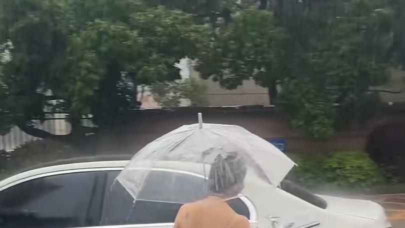 暴雨洗车，走红网络，婚姻的真谛是什么？