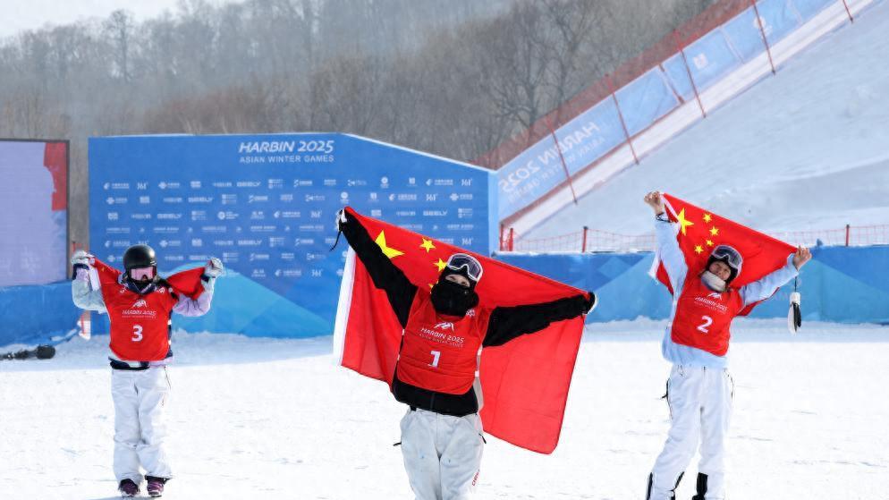 亚冬会｜中国队包揽自由式滑雪女子大跳台奖牌