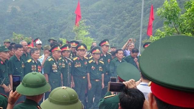 越军老兵探秘：幸存老兵回到老山战场祭奠战友 现场遍地遗骨