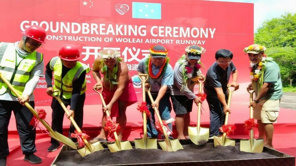 中国帮密克罗尼西亚，修了个旧机场，美官员纷纷警告