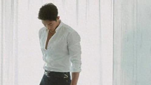 迷不死你！这几个男明星的大长腿！在娱乐圈中的优势不可忽视。