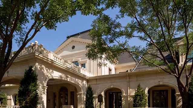 有钱真好！75岁姜昆携年轻妻子洛杉矶旅游，油光满面没老人味