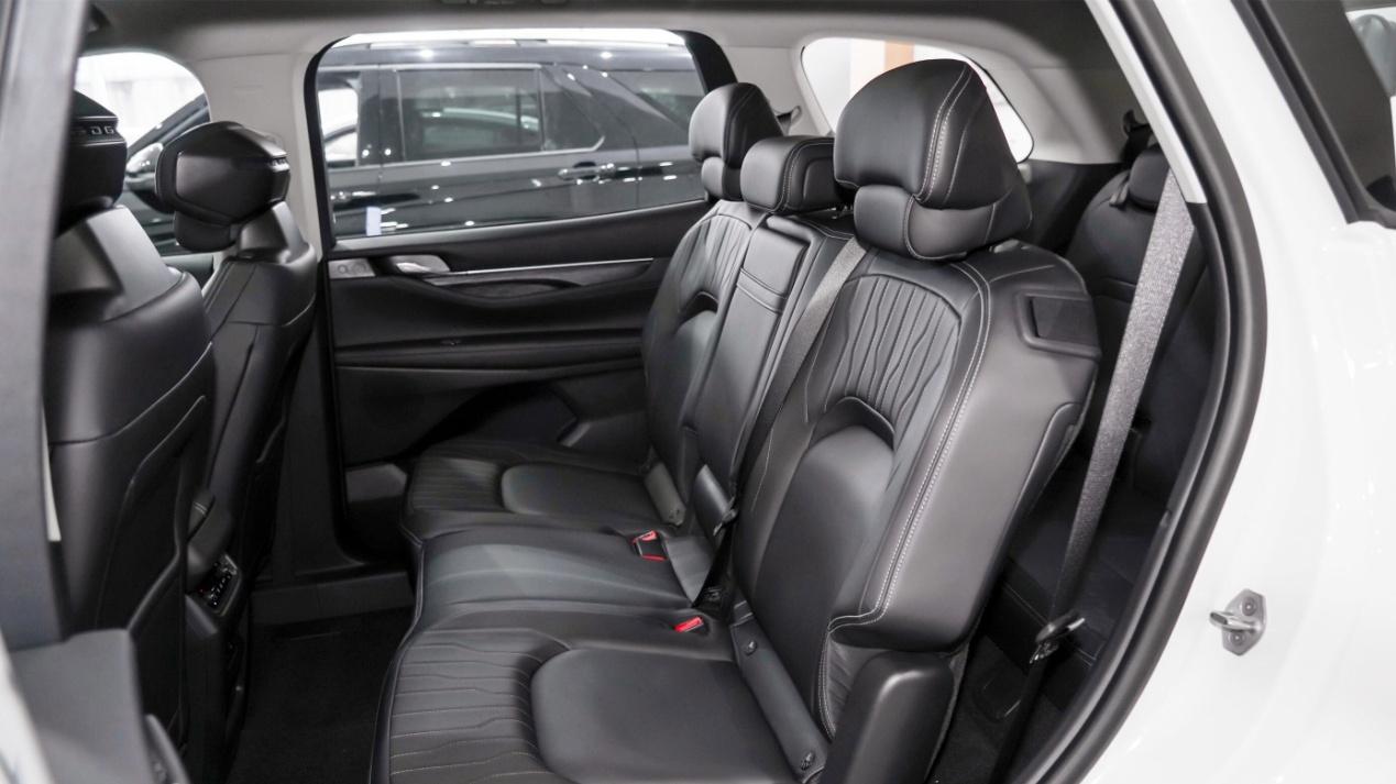 犹豫再三，为了空间和安全性，还是选了锐界L