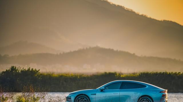 套现300亿只为跳进“火坑”？何小鹏的造车豪赌，给中年人上了一课