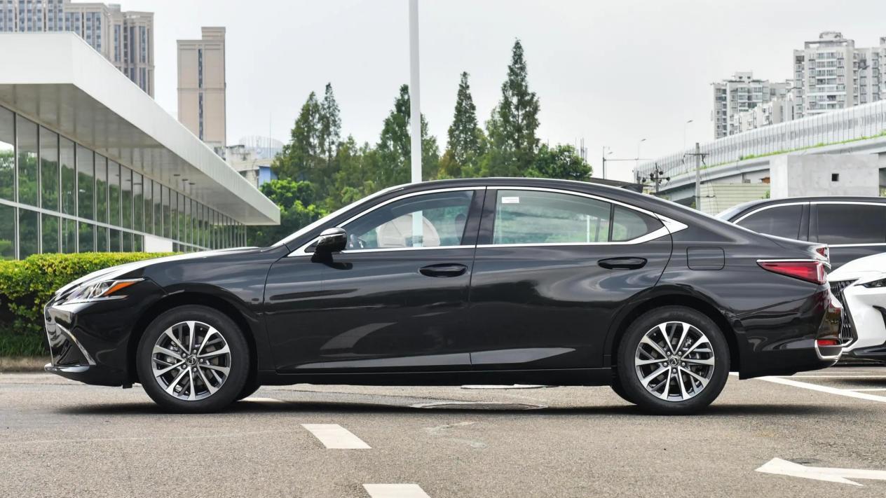 雷克萨斯发力了！新款ES200来袭，动力下降价格上涨，能火吗？