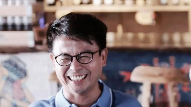 港星黄一山清明祭祖走红 扛30斤烤猪跪拜分食 网友赞真实传承