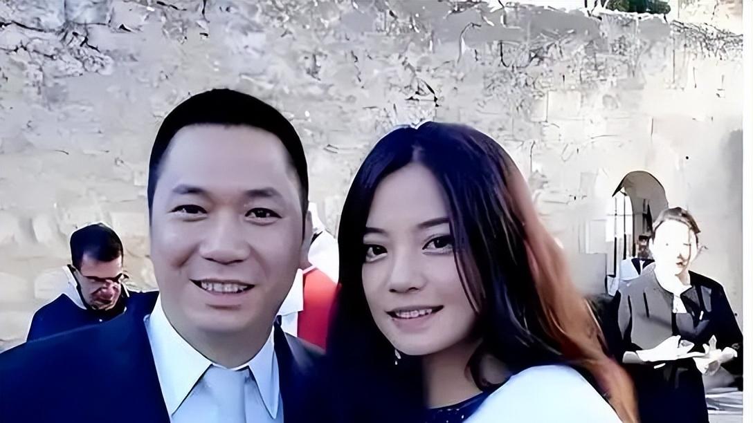 赵薇机场被偶遇挂佛珠，2025欲复出是试探，口碑还能逆转吗？