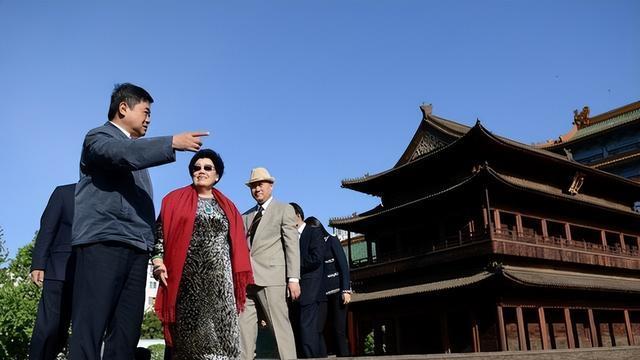 72岁“唐僧”开始卖房！袈裟秒变西装，33年豪门生活成了笑话