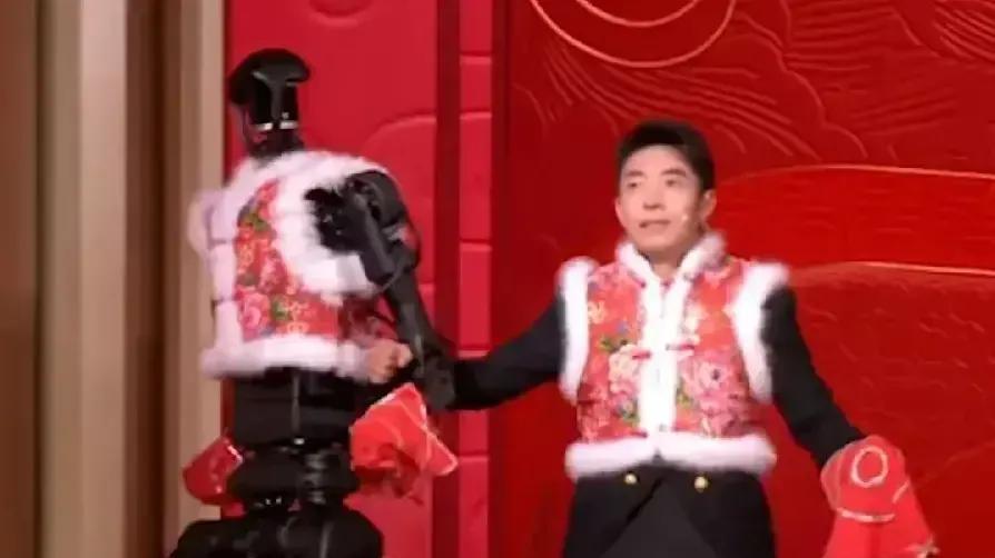 元宵晚会上，撒贝宁整活春晚机器人，穿上花马甲，走机械步转手绢