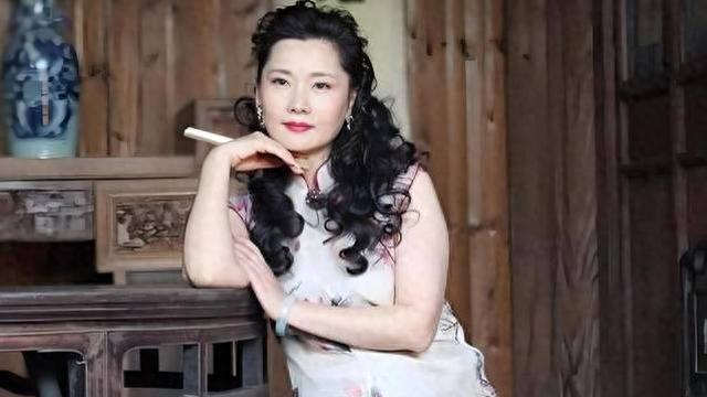 年轻时的何赛飞，美艳不可方物，可也因为这份美，让很多男人望而却步，无人敢追，现住杭州豪宅生活惬意