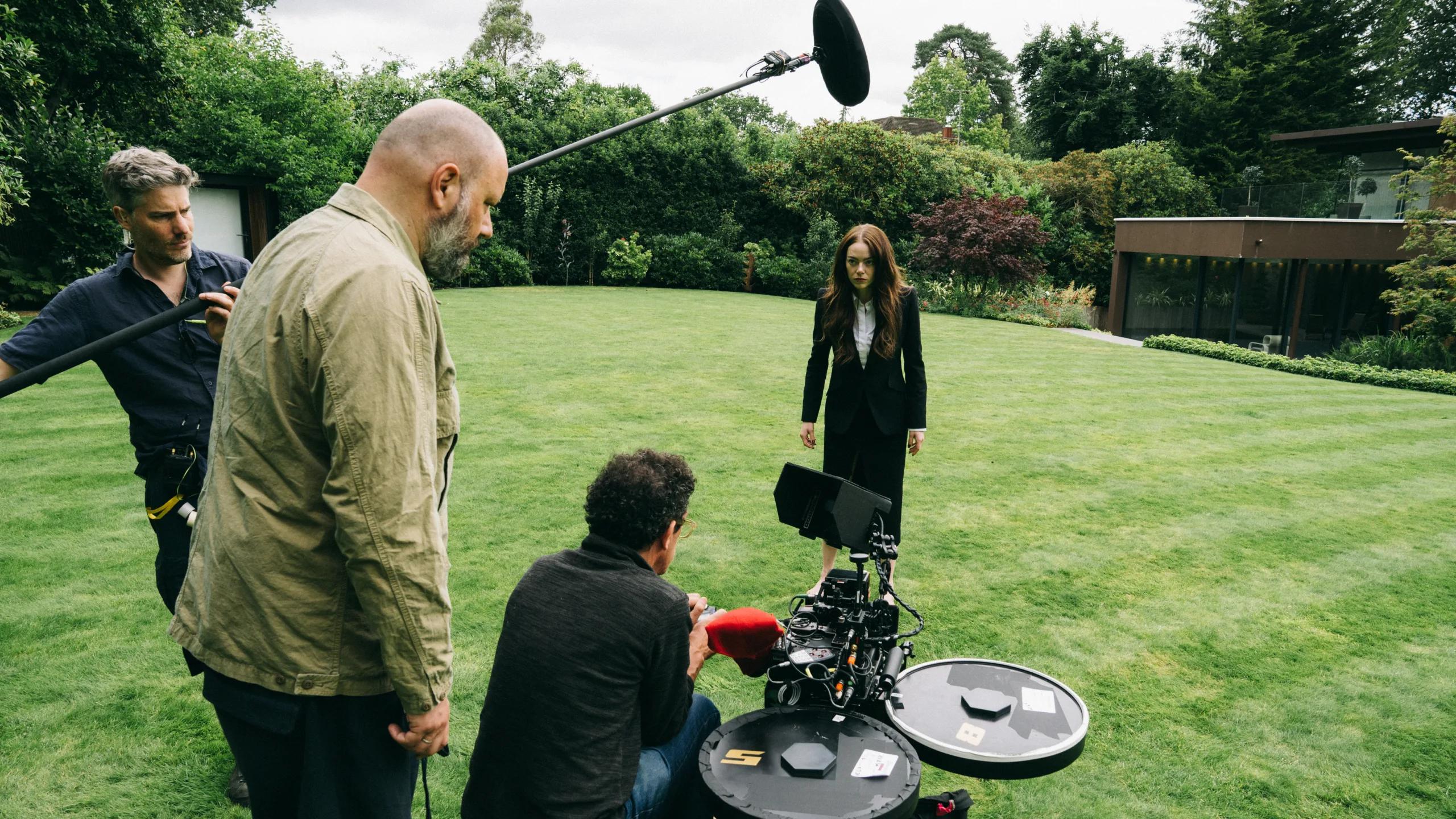 腐尸 “生蜂”？绑架外星 CEO，新片《Bugonia》，让人看哭又看醒