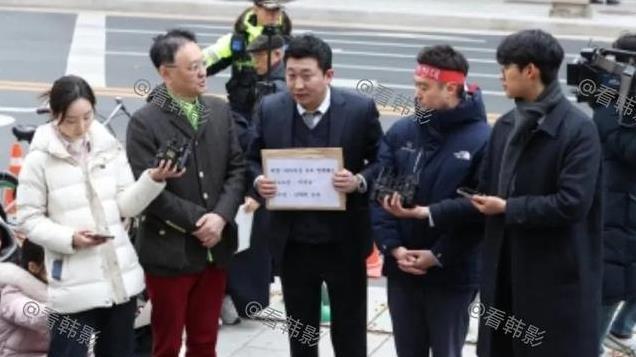 金秀贤无赖？机场耍大牌，抢登机还飙脏话，邓紫棋曾被骂离他远点