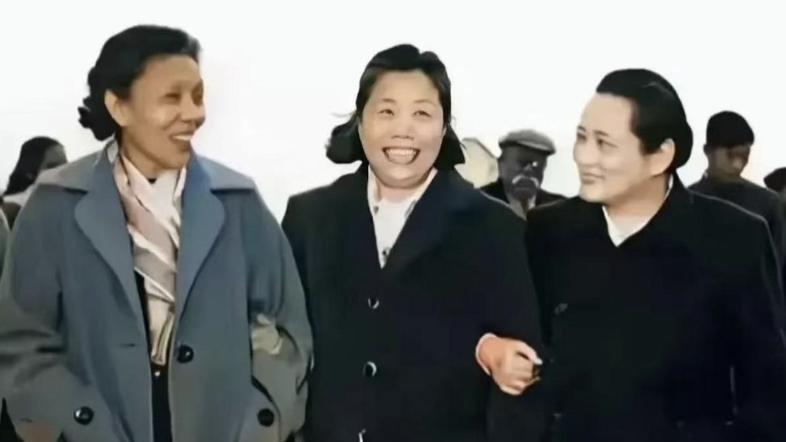 1959年四位领导人夫人合影，邓颖超大姐风范尽显
