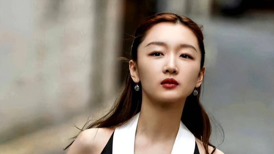 周冬雨韩国医美回归大变样！网友炸锅了：这脸还能人脸识别吗？