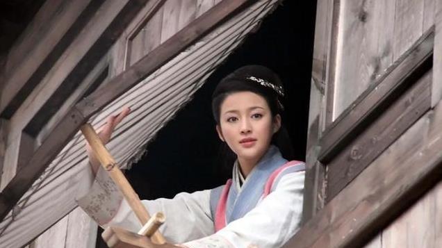 “最美潘金莲”年过50的她仍是人间尤物，丰满性感，越老越迷人！