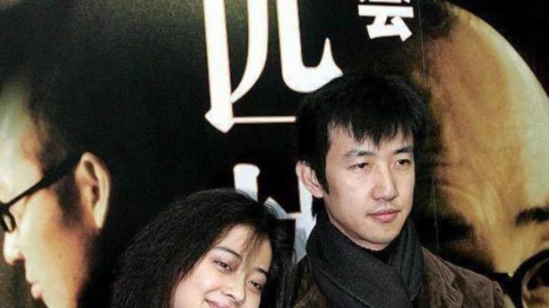 和梅婷、李小冉好聚好散，54岁鄢颇与妻子甜蜜合影，变身贴心奶爸
