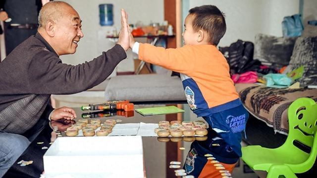 年薪30万的老同学，带一把牙刷在我家住俩月，临走给孩子两包薯条