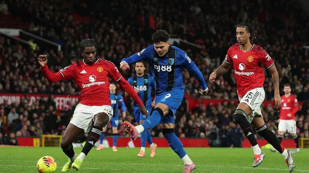 阿莫林替补席失控怒吼！曼联6200万天才为何沦为“水货”？