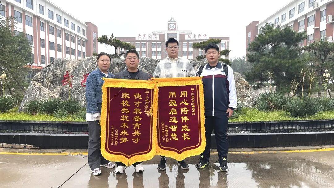 雨润校园暖人心，锦旗致谢育桃李，记双节返校日的特别感动