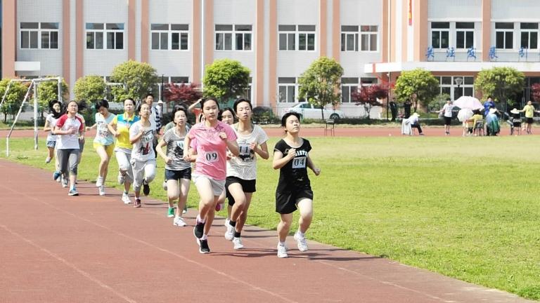 牛仔裤VS体测满分？初三女生考场穿搭引爆争议！评论区上演"口水大战"