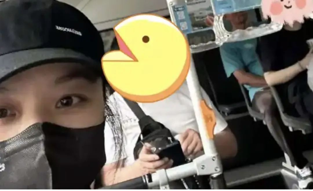 45岁汤唯回杭州被偶遇：穿138元裤子坐公交车，素颜戴口罩也被认出